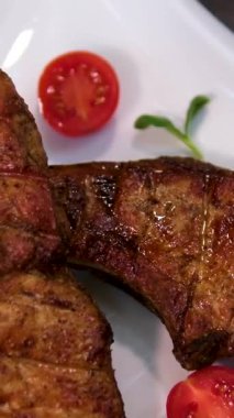 Et, salamurada biftek, tuzlu ve baharatlı ızgara. Izgara kaburga, ızgara et. Yüksek kalite 4k görüntü