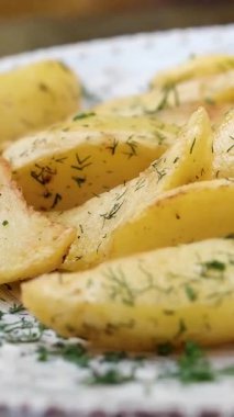 Lezzetli, baharatlı patates dilimleri ve yanında da kırsal kağıtta ketçap. Atıştırmalık ya da meze için mükemmel. Yüksek kalite 4k görüntü