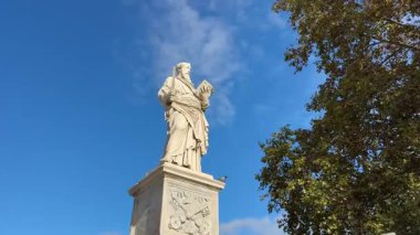 Roma 'daki Ponte Sant Angelo' nun sakin sinematik görüntüsü etkileyici melek heykelleri sergiliyor ve Vatikan 'a doğru tarihi bir yürüyüş yolu sunan Castel Sant Angelo' nun sürekli varlığı.