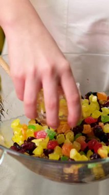 Arka planda çeşitli karışık fındıklar ve kurumuş meyvelerle dolu bir kasenin üst görüntüsü. Yüksek kalite 4k görüntü