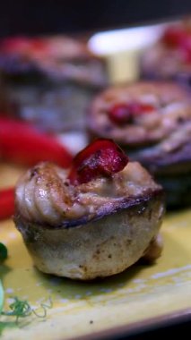 Folyoda limonlu uskumru rulosu. Güzel kokulu uskumru. Aşçı. Aşçı balığı folyoya sarar. Yüksek kalite 4k görüntü