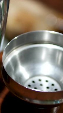 Modern barda kokteyl hazırlayan profesyonel barmen. Deneyimli barmen jigger kullanarak frengiyi karıştırıyor. Yemek ve içki, gece hayatı..