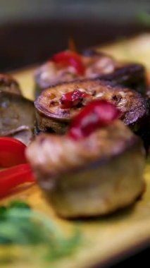 Yavaş çekimde tezgahın üzerinde tütsülenmiş deniz ürünleri ve diğer deniz ürünleri çeşitleri. Yüksek kalite 4k görüntü