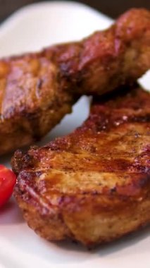 Et, salamurada biftek, tuzlu ve baharatlı ızgara. Izgara kaburga, ızgara et. Yüksek kalite 4k görüntü