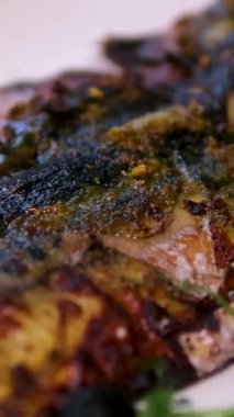 Siyah tabakta ızgara beyaz uskumru balığının üzerine limon suyu dökülmüş yakın çekim görüntüsü. Yüksek kalite 4k görüntü