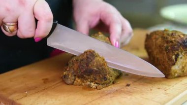 Kadın domuz pastırmasını dilimliyor ahşap bir tahta üzerinde et, sığır eti ya da domuz jamonu. Şef kahvaltı hazırlıyor, kafede domuz pastırması yiyor. - Evet. Yüksek kalite 4k görüntü