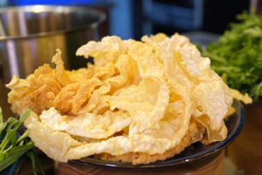 İçi boş yemek çubuklarıyla kızartılmış tofu kabarcıkları, Asya mutfağı ve yemek fotoğrafçılığı için mükemmel gevrek fasulye lapası. Yüksek kalite fotoğraf