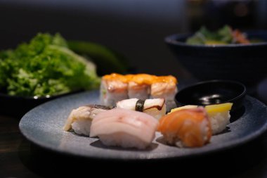 Uçan suşi parçaları yemek çubuklarının arasına yerleştirilir. Soya soslu suşi ve rulo havalanma. - Evet. Yüksek kalite 4k görüntü