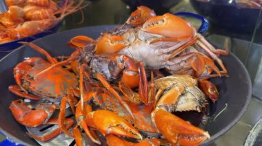 Istakoz, kral yengeci, buzlu midye, karışık salata, ve restoran masasında kremalı balık çorbası, gurme yemek deneyimi, kıyı mutfağı, canlı renkler. Yüksek kalite 4k görüntü