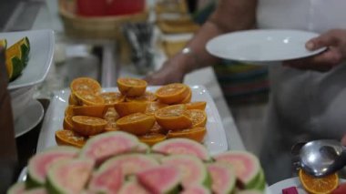 Tabakta tropikal meyve çeşitliliği. Yüksek kalite 4k görüntü