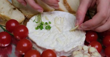 Lezzetli bir Camembert çeşnisi sarımsak ve aromatik otlarla doldurulmuş peynirli biberiye sarımsak ve baharatlarla akşam yemeği için lezzetli kremalı ve lezzetli bir aperatif pişirmek için ideal.