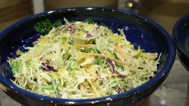 Salata için doğranmış lahana yakın çekim. Yüksek kalite 4k görüntü