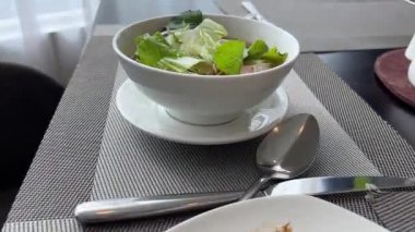 Yumurta ve sebzeli sağlıklı bir kahvaltı. Kızarmış yumurta buharı, Chia tohumlu salata salatası, vişneli domates, tava, dökme demir. Sağlıklı beslenme. Yüksek kalite 4k görüntü