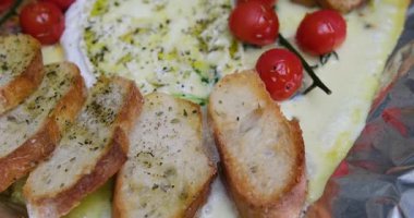 Lezzetli bir Camembert çeşnisi sarımsak ve aromatik otlarla doldurulmuş peynirli biberiye sarımsak ve baharatlarla akşam yemeği için lezzetli kremalı ve lezzetli bir aperatif pişirmek için ideal.