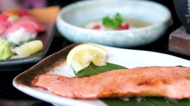 Carnegie restoranında akşam yemeği, kırmızı balık, beyaz balık, tereyağı, halibut, escallops, çiğ balık, istiridye. Yüksek kalite 4k görüntü