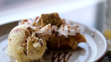 Dondurma tatlısına bir dilim tiramisu keki eşlik eder. Kremalı dondurma ve zengin pasta birleşerek damak tadını büyüleyen bir lezzet senfonisi vaat ediyor. Yüksek kalite