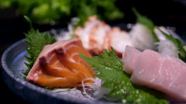 Dondurulmuş bölümde taze kabuklu deniz ürünleri ve renkli süslemeli çiğ balık var. Yüksek kalite 4k görüntü