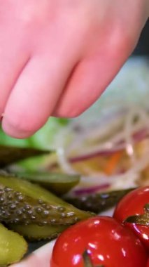 Salamura edilmiş lahana turşusu, salamura domates ve soğan. Üst Manzara. Yüksek kalite fotoğraf