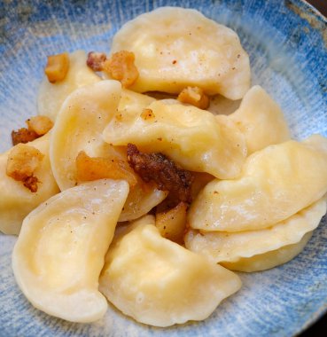 İçi kıyma dolu börekler. Varenyky, vareniki, pierogi, pirohy - dolgulu börek. Yüksek kalite fotoğraf
