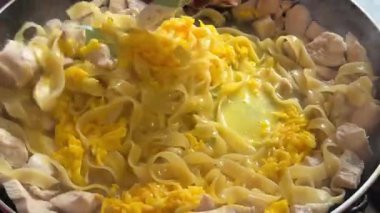 Fırın tepsisinde makarna hazırlıyorum. Ev yapımı yemek. Yüksek kalite 4k görüntü