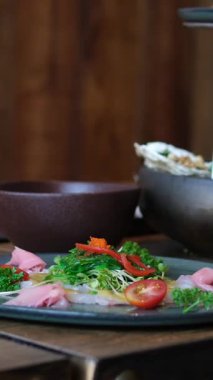 Istakoz, karides, limonlu ve limonlu midye tabağı. Taze salata, deniz ürünleri makarnası, ahşap masada kremalı sos. Zarif yemek deneyimi, gurme mutfağı..