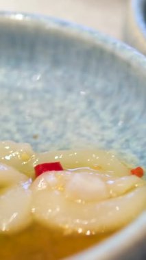 Beyaz balık ızgara karides, karides ve diğer sebzeleri servis tabağında. Zeytinyağı ve kokulu bitkiler. Yakın çekim görüntüsü. Yemek konsepti. 4k50 dolar. Yüksek kalite 4k 