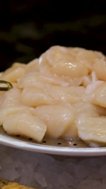 Kore yemeği Hwei dilimlenmiş çiğ balık. sheromi sashimi kelebek balığı halibut escolar deniz levreği 4k görüntüsü