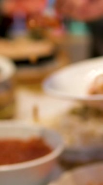 İnsanlar otel seminerinde açık büfe Asya yemeklerini ele geçirip yemek ve içki geçmişini kutluyorlar. kırmızı balık deniz ürünleri