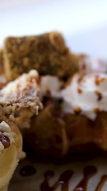 Dondurma tatlısına bir dilim tiramisu keki eşlik eder. Kremalı dondurma ve zengin pasta birleşerek damak tadını büyüleyen bir lezzet senfonisi vaat ediyor. Yüksek kalite