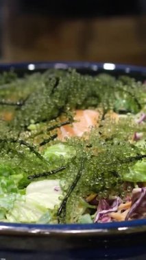 Deniz yosunu ya da yeşil havyar sağlıklı deniz yiyeceği ya da tabakta deniz yosunu, Caulerpa lentillifera deniz üzümü ya da yeşil havyar. Yüksek kalite 4k görüntü