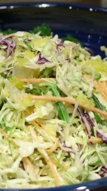 Salata için doğranmış lahana yakın çekim. Yüksek kalite 4k görüntü