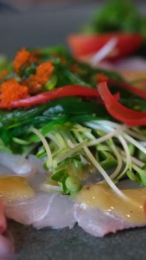 Deniz ürünleri kasesi, ton balıklı fileto pilav, portakal, domates ve sos. Tasarımınız için yiyecek kaynağı olarak ton balığı kasesi. Yüksek kalite 4k görüntü