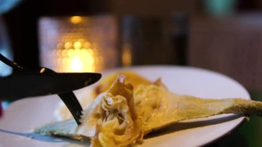 Bir tabak şefine enginar kesip tahta kesme tahtasıyla enginar kestim. Yüksek kalite 4k görüntü