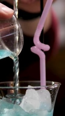 Barmen barda bir el ateş etti. Bir restoranda alkollü içecekler karıştırarak Hiroşima kokteyli hazırlıyorum. Yüksek kalite 4k görüntü