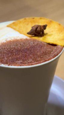 Yıldız anason kakaolu balkabağı kakaosu üstüne krem şanti ve tepside krema. Yüksek kalite 4k görüntü