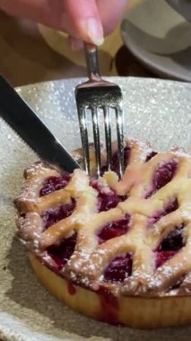 Kirazlı turta, elmalı turta hazırlama serisi, masa üzerinde turta dilimleyen kadın. Yüksek kalite 4k görüntü