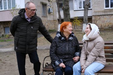 Büyükbabam ve torunum bir restorana gittiler, yetişkinler ve gençler arasındaki iletişimi, çay içmeyi, içine bakmayı, palto giymeyi, aile değerlerini, büyükbabamla tanışmayı. .