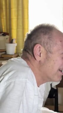 Son sınıf öğrencisinin sabah erken kalktığını, yatağında fiziksel egzersiz yaptığını görüyorum. Enerjik gri saçlı emekli jimnastik yapıyor, yatak odasında ısınıyor, yeni bir güne hazır..