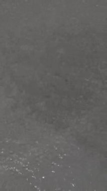 Şeffaf mavi berrak su veya su dalgalanan doku arka planı. Yüksek kalite 4k görüntü