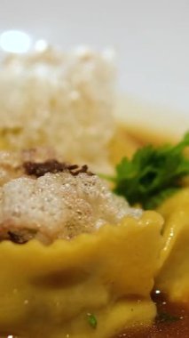 Ravioli çorbası pişirilmiş ev yapımı Maultaschen. Yüksek kalite 4k görüntü