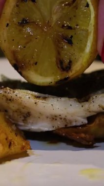 Tipik İngiliz Pub Food ünlü balık ve patates kızartması fırında limon suyu. Yüksek kalite 4k görüntü