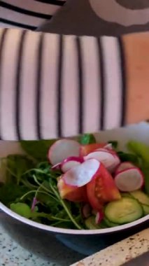 Sağlıklı Akdeniz Salatasına Taze Organik Sebzelerle Hazırlık, Temiz Yeme, Taze Ürün, Besin Zengini Zenginleri Dengeli Beslenme, Sağlık Yaşam Stili, Besleyici Besin, Yemek Pişirme .