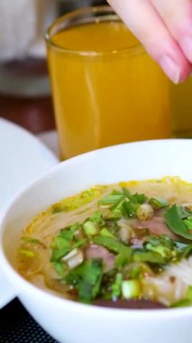 Geleneksel Vietnam erişteli erişte çorbası, erişte, ot ve sığır eti. Bir kaşık, Vietnam 'ın sıcak aromatik çorba ikonik yemeğinden erişte ve taze et kaldırır..