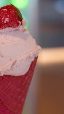 Bir kepçe çilekli dondurma. Tatlı ikram konsepti. Yüksek kalite 4k görüntü