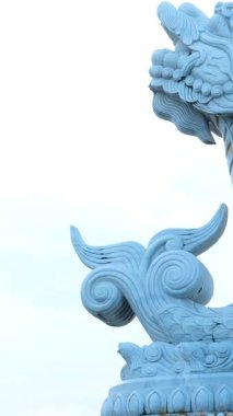 Beyaz mermer bir sazan heykelinin ejderhaya dönüşmesi Da Nang Vietnam 'daki Han Nehri rıhtımında şehir silüeti ve Ejderha Köprüsü azmi ve başarısıyla ele geçirildi..