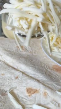 Cook, Pita 'ya sert peynir ekliyor. Lokantada lezzetli pide yapma süreci. Şefler eldiven giyip etli pide pişiriyor. Yakın plan. Yüksek kalite 4k görüntü