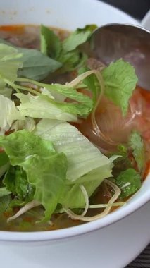 Basit, güzel bir ev, oruç tuttuktan sonra brokoli ve yumurtalı sıcak, sağlıklı bir çorba yaptı. Yüksek kalite 4k görüntü