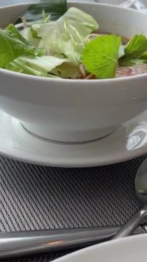 Yumurta ve sebzeli sağlıklı bir kahvaltı. Kızarmış yumurta buharı, Chia tohumlu salata salatası, vişneli domates, tava, dökme demir. Sağlıklı beslenme. Yüksek kalite 4k görüntü