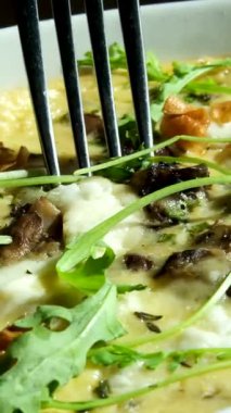 Limonlu limonlu limonlu makarna yemek, beyaz krema soslu spagetti tatmak, limon aromalı ve parmesan peynirli, çatal ve kaşık kullanarak, 4K görüntü, yüksek kalite yatay... .