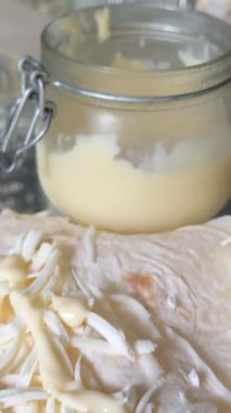 Cook, Pita 'ya sert peynir ekliyor. Lokantada lezzetli pide yapma süreci. Şefler eldiven giyip etli pide pişiriyor. Yakın plan. Yüksek kalite 4k görüntü